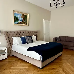 D Exception 100m2 Avec Parking - Centre Historique Chambery